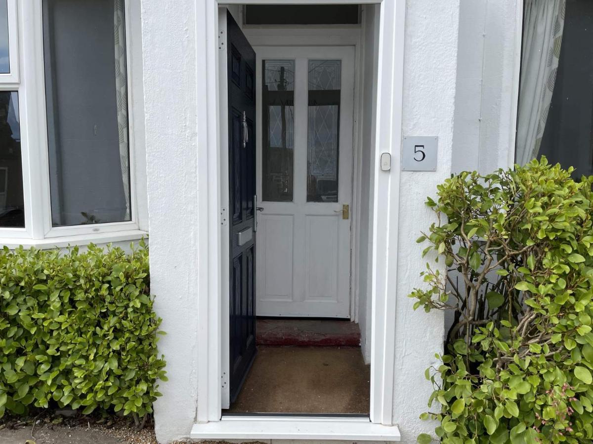 Spacious 4-Bed Beach Retreat For Families Steps From The Shore In Pevensey Bay Exterior foto