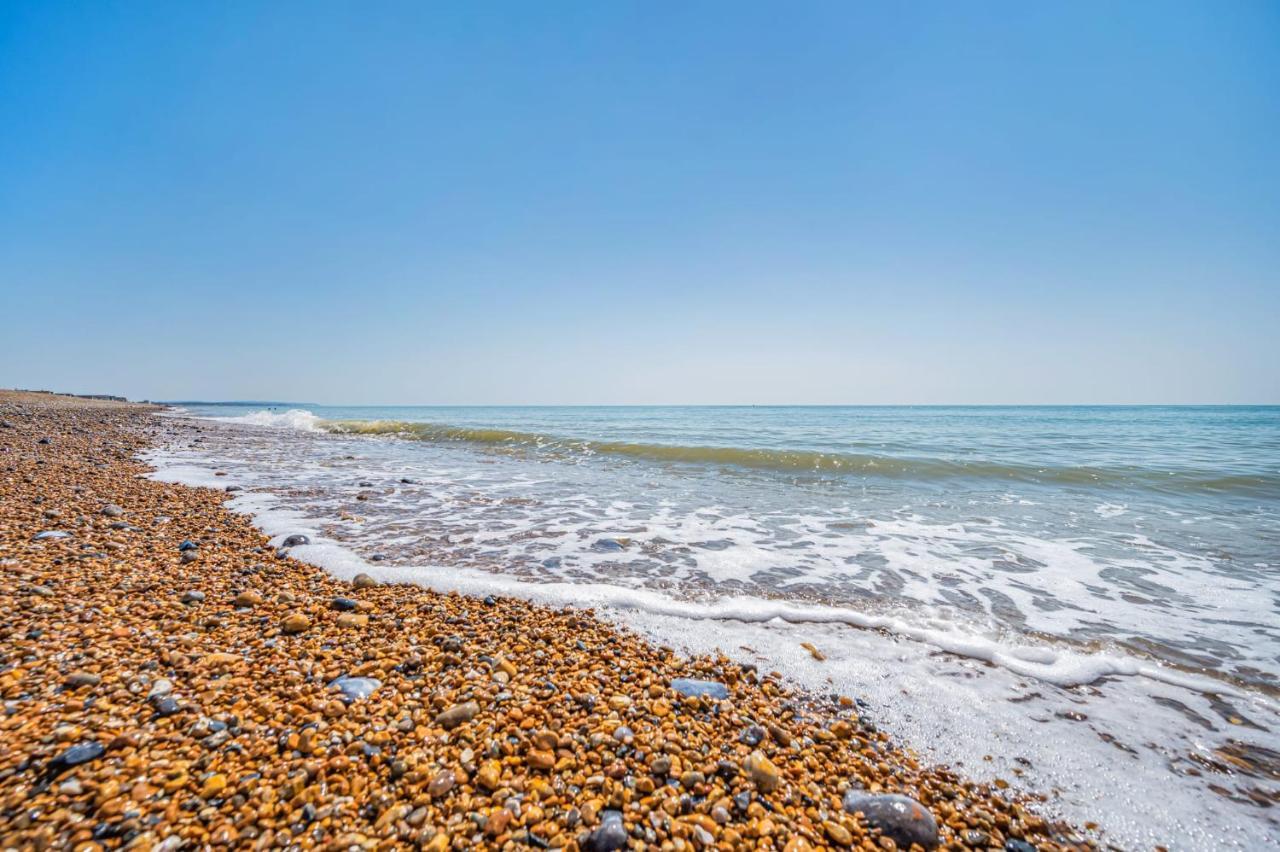 Spacious 4-Bed Beach Retreat For Families Steps From The Shore In Pevensey Bay Exterior foto